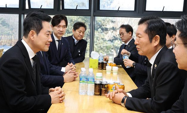 故 이해찬 총리 빈소, 대화나누는 여야 대표