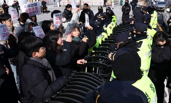 주한미국대사관 이동 중 경찰에 차단된 대진연