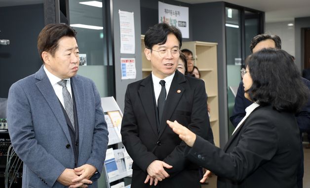 제주 \'혼디쉼팡\' 둘러보는 김영훈 노동부 장관