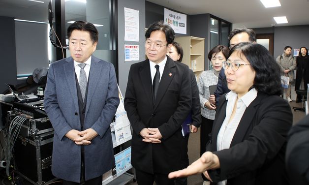 제주 \'혼디쉼팡\' 둘러보는 김영훈 노동부 장관