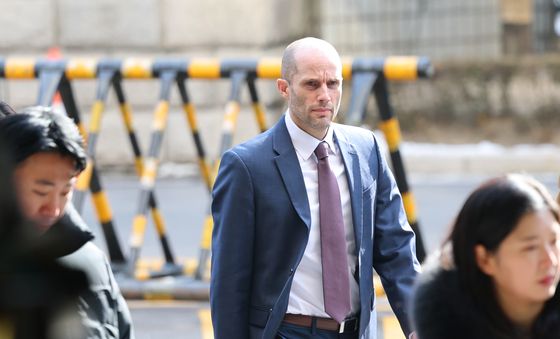 서울경찰청 들어서는 로저스 쿠팡 대표