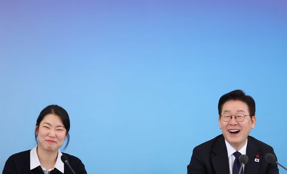 미소 짓는 이재명 대통령