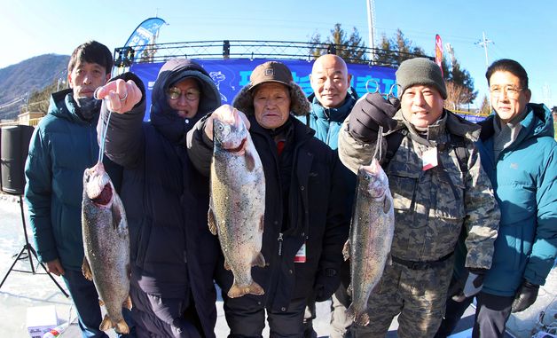 송어 들어보이는 대회 입상자들