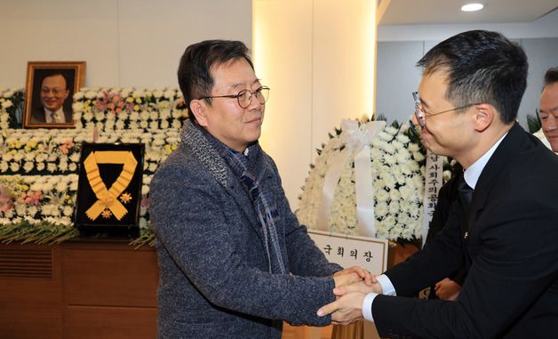 김상욱 의원과 인사하는 배우 이기영