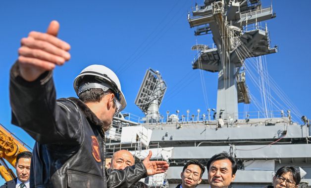 함정 설명듣는 안규백 국방부 장관