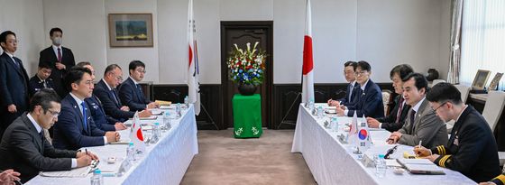 한일 국방장관회담 갖는 안규백 장관과 고이즈미 대신