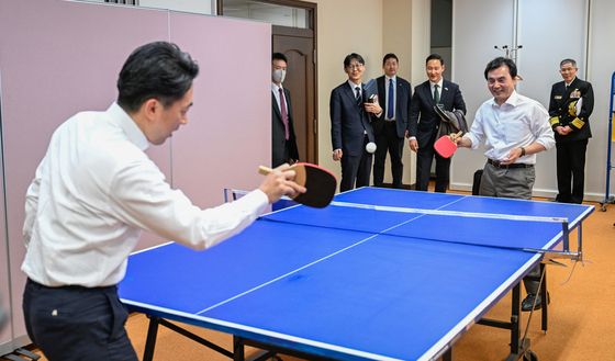 탁구치는 안규백 장관과 고이즈미 신지로 대신