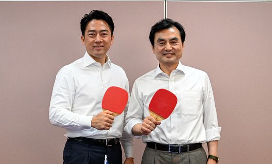 탁구 마치고 기념촬영하는 안규백 장관과 고이즈미 대신