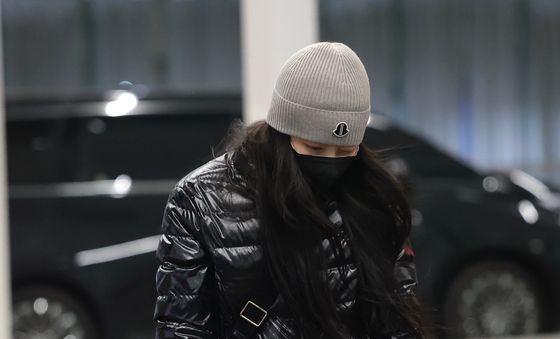 폭풍 플래쉬 세례에 힘겨운 제니