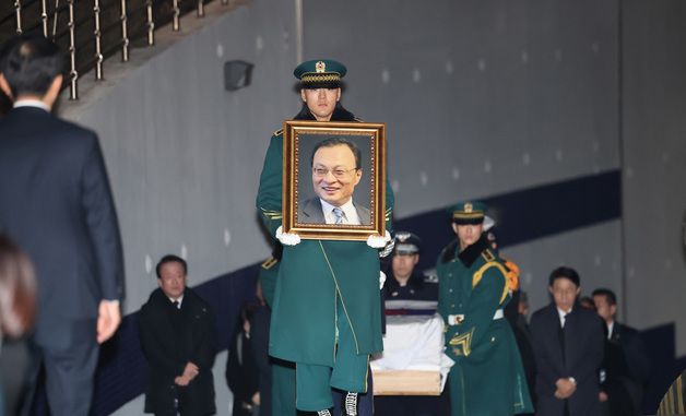 영정 속 환하게 웃는 고 이해찬 전 총리