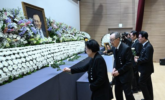 고 이해찬 전 총리 영결식 헌화