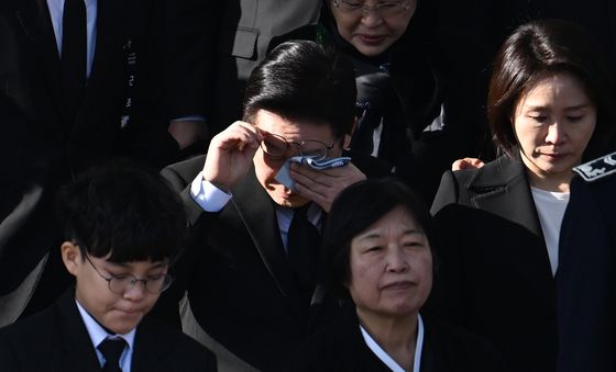 눈물 훔치는 이재명 대통령