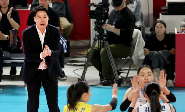 선수들에게 박수 보내는 강성형 감독