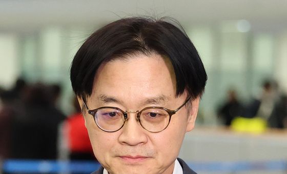 굳은 얼굴의 김정관 산업통상부 장관