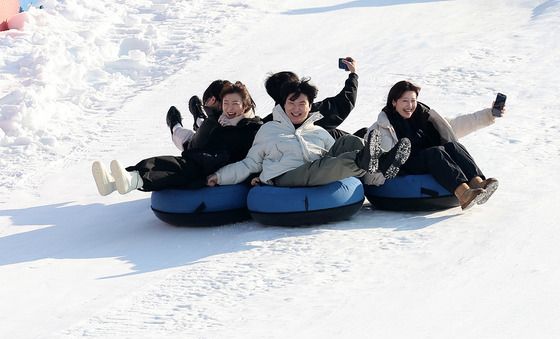 눈썰매 타며 웃음꽃