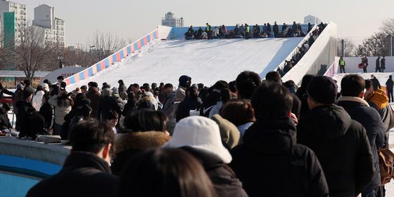 눈썰매장 인파로 붐비는 주말
