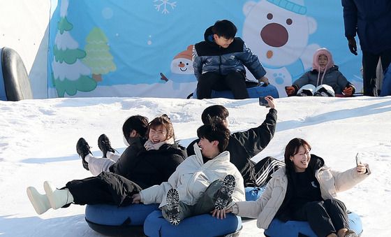 눈썰매 타며 웃음꽃