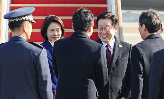 강훈식 비서실장과 인사하는 이재명 대통령