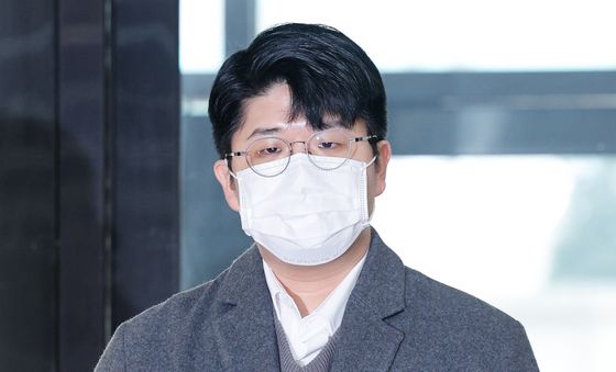 질문에 답하는 공익 제보자 김준호 씨