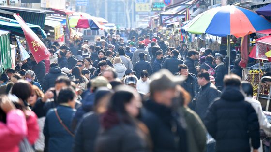 관광객들로 붐비는 죽도어시장