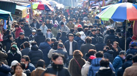 관광객들로 가득찬 죽도시장