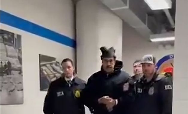 미국 마약단속국 요원에 붙잡혀 가는 마두로 대통령