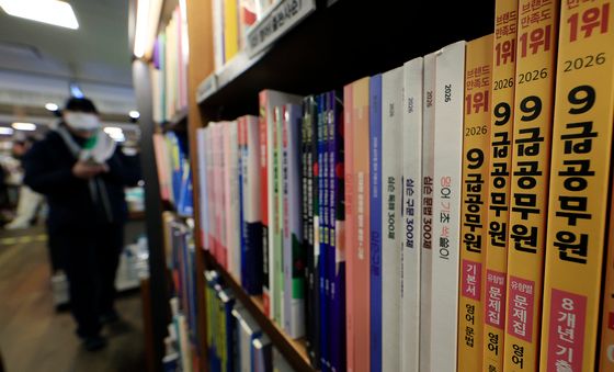 공무원 처우 개선-채용 규모 확대에 공무원 시험 주목