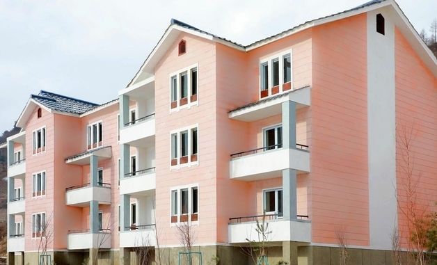 북한 전천군 농촌에 들어선 새 '문화주택'들