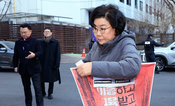 전장연 입장 듣고 이동하는 이혜훈 후보자
