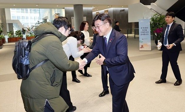 윤호중 장관, 출근하는 직원들과 새해 인사 악수