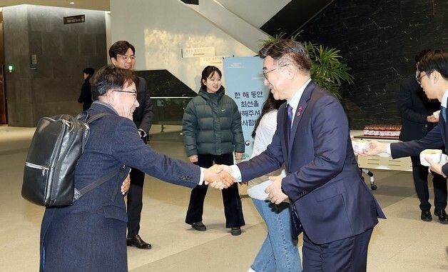 직원들과 새해 인사하는 윤호중 장관