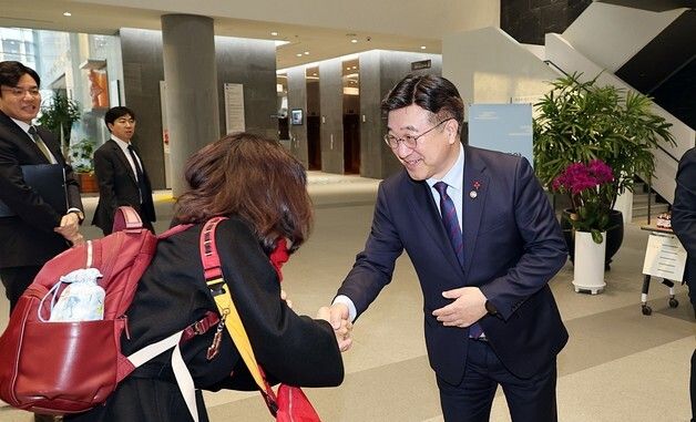 직원들과 새해 인사하는 윤호중 장관