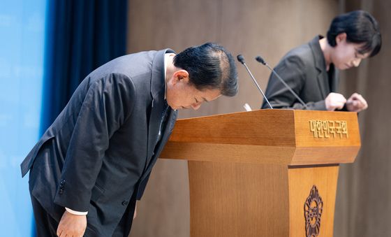 인사하는 김병주 의원