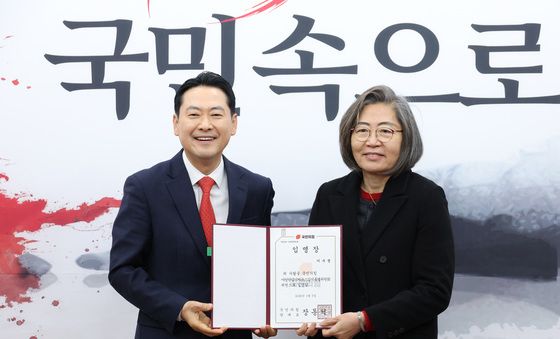 이수정에 임명장 수여하는 장동혁