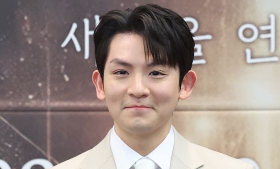 미소짓는 틴탑 리키