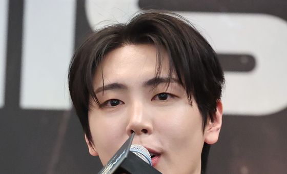 인사말 하는 재윤