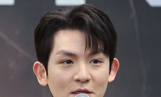 인사말 하는 틴탑 리키