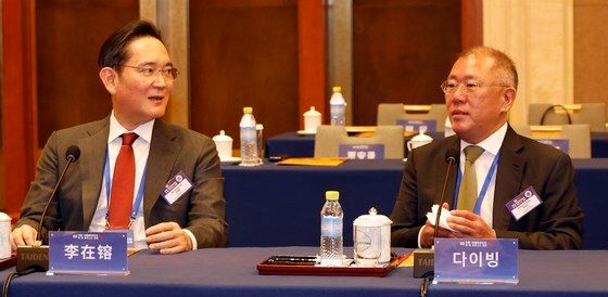 한중 비즈니스 포럼에서 대화하는 이재용·정의선 회장