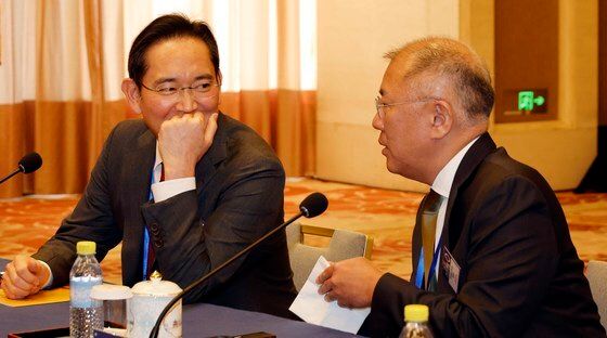 한중 비즈니스 포럼에서 대화하는 이재용·정의선 회장