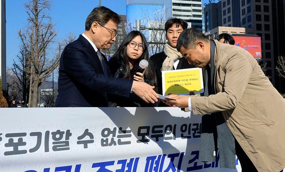 정근식 교육감, 서울시 학생인권 조폐 폐지 조례안 재의 요구안 전달