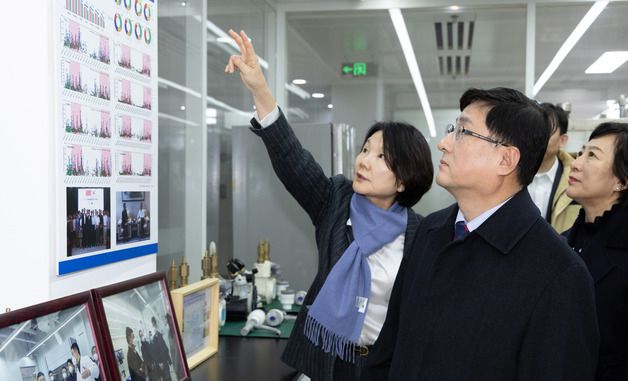 김성환 장관, 한·중 환경협력센터 방문