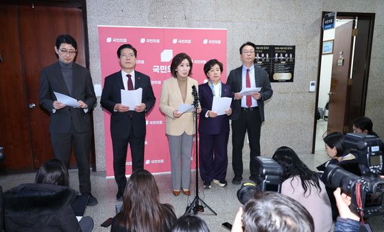 기자회견하는 국민의힘 법사위원