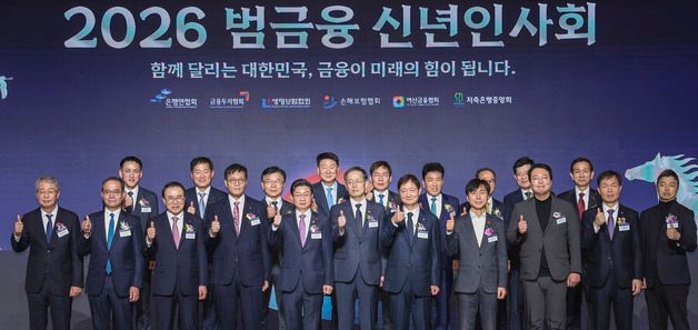 기념촬영하는 이창용·이억원·이형일·이찬진