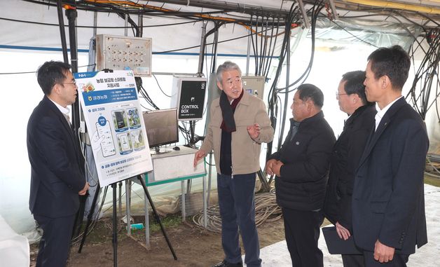 강호동 농협 회장, 새해 첫 현장경영으로 스마트팜 방문