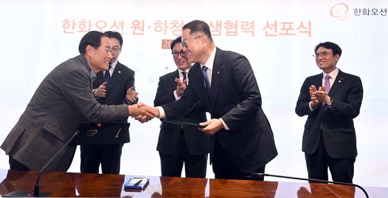 악수하는 한화오션 원·하청