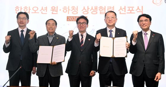 파이팅 외치는  한화오션 원·하청 상생협력 선포식