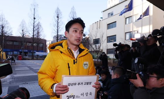 강서경찰서 도착한 이상욱 위원장