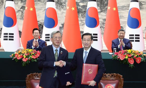 중국 청대 석사자상 한 쌍 기증 체결