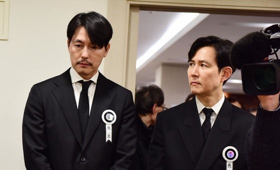 조문객 맞이하는 정우성·이정재