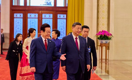 공식환영식장 함께 걷는 이재명 대통령·시진핑 주석